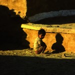 Junge im Morgenlicht Agra, Indien